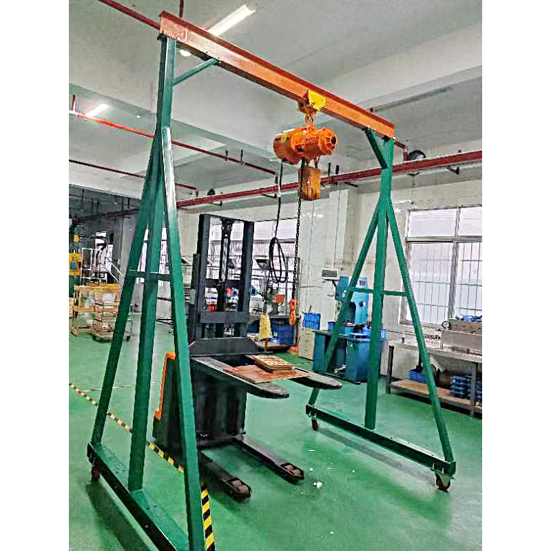 What mechanical conditions must the gantry lifting device structure design meet?